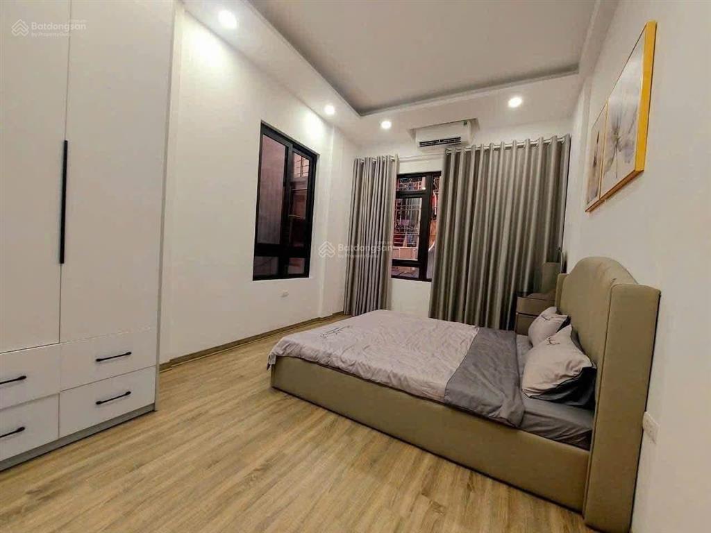 Cho thuê nhà 15 vân hồ, 40mx5 tầng, 13,5 triệu/th, 3 ngủ, 4 wc, full đồ, gần phố, gần công viên, đh