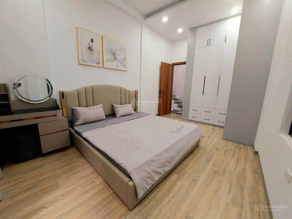 Cho thuê nhà 15 vân hồ, 40mx5 tầng, 13,5 triệu/th, 3 ngủ, 4 wc, full đồ, gần phố, gần công viên, đh