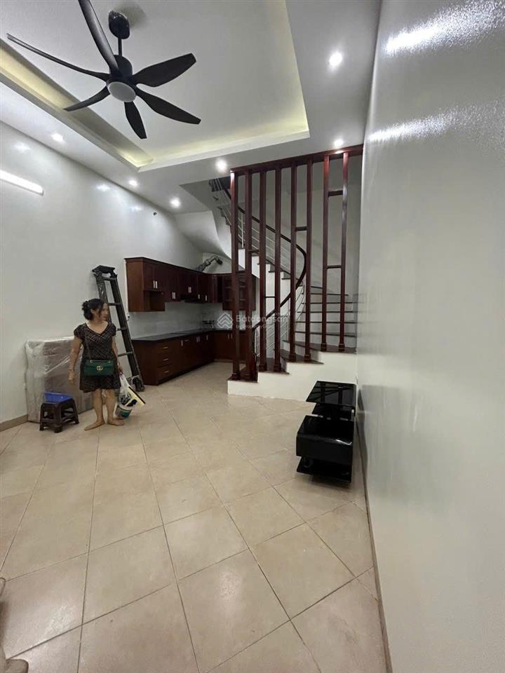 Cho thuể nhà 145 yên lạc, 35m2x5 tầng, 11 triệu/th, 3 ngủ, 3 wc, nhà đẹp mới, trung tâm