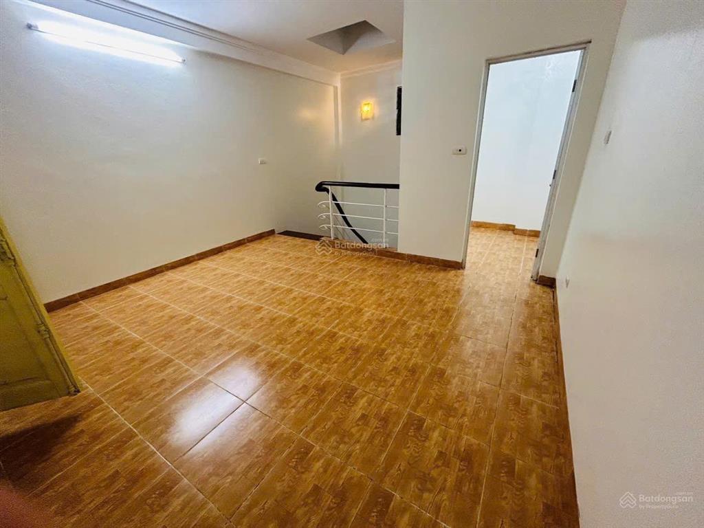 Cho thuể nhà 145 yên lạc, 35m2x5 tầng, 11 triệu/th, 3 ngủ, 3 wc, nhà đẹp mới, trung tâm