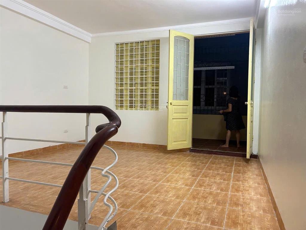 Cho thuể nhà 145 yên lạc, 35m2x5 tầng, 11 triệu/th, 3 ngủ, 3 wc, nhà đẹp mới, trung tâm