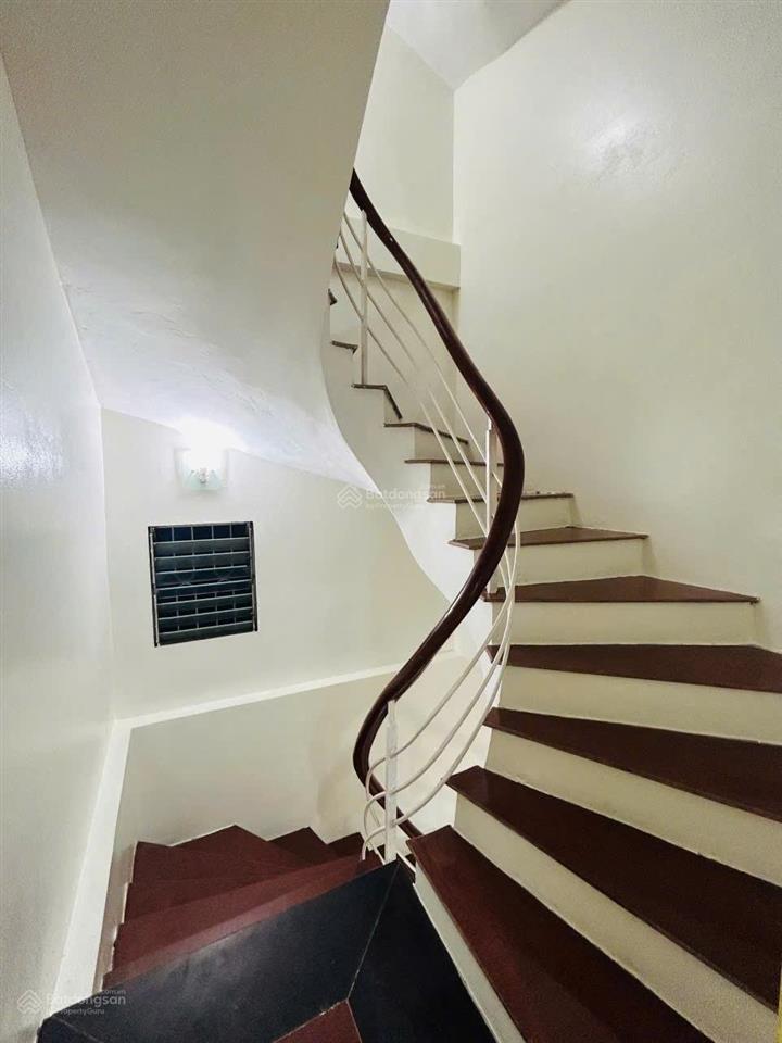 Cho thuể nhà 145 yên lạc, 35m2x5 tầng, 11 triệu/th, 3 ngủ, 3 wc, nhà đẹp mới, trung tâm