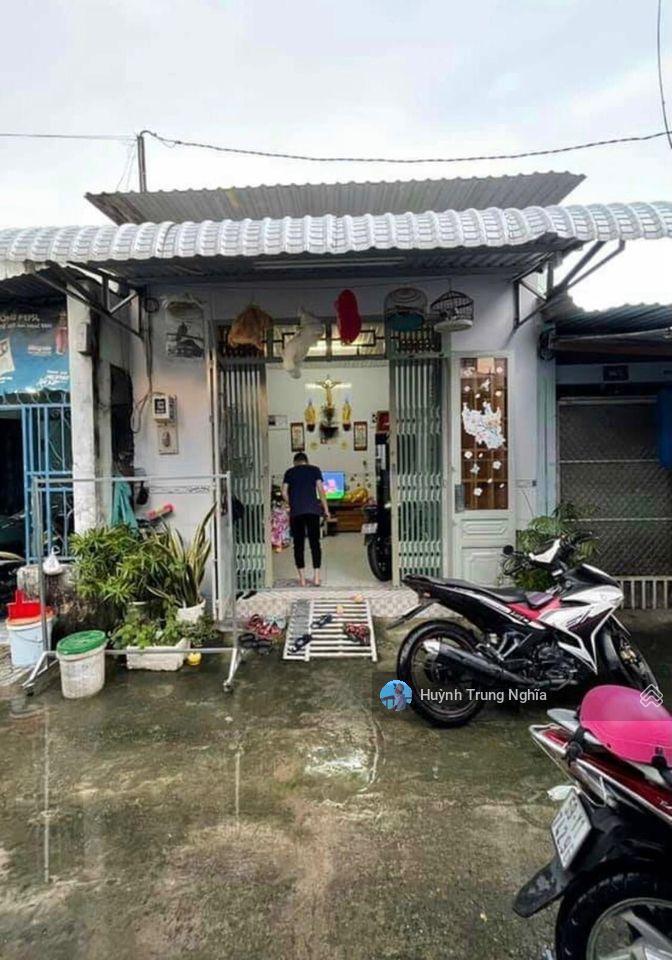 Định cư nước ngoài bán gấp căn nhà cấp 4 giá 980tr đường hương lộ 2, trung lập hạ ngay kcn tây bắc