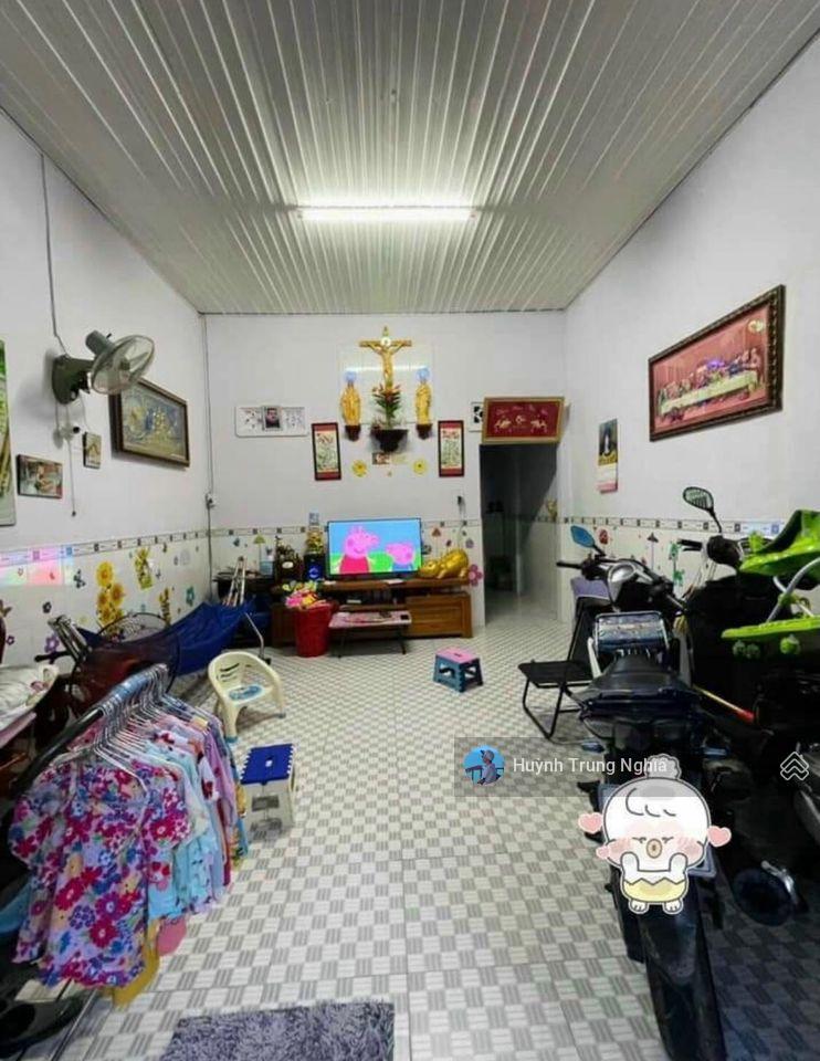 Định cư nước ngoài bán gấp căn nhà cấp 4 giá 980tr đường hương lộ 2, trung lập hạ ngay kcn tây bắc