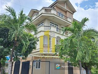 Toà nhà căn góc 3 lầu  thang máy sàn trống giá 70 triệu