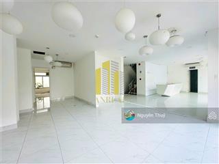 Toà văn phòng 5 lầu  thang máy  900m2  pccc giá 270 triệu .