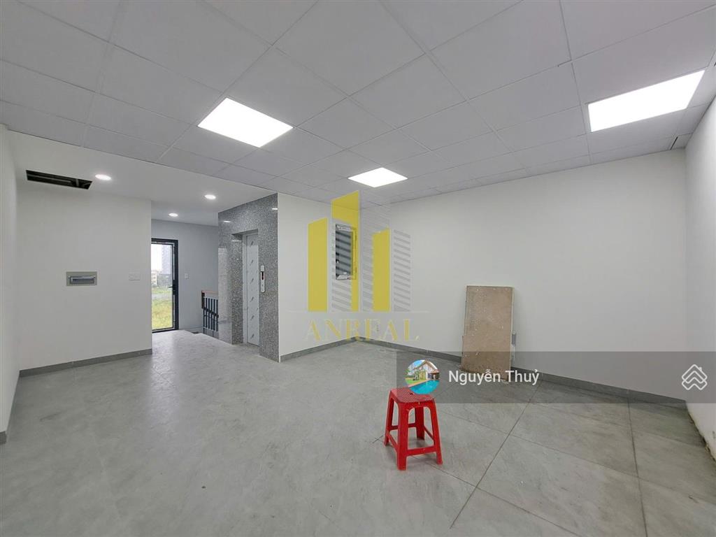 Nhà sàn trống 4 lầu  thang máy cho thuê giá 60 triệu