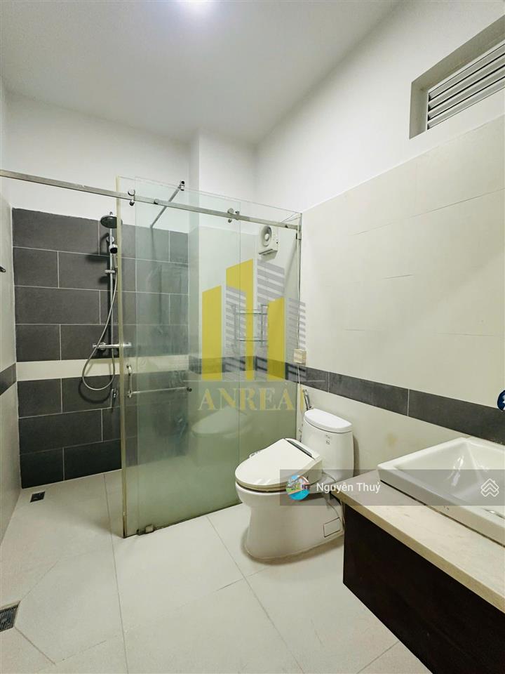 Nhà hầm trệt 1 lầu thang máy  6x23m giá 33 triệu  đường trần não