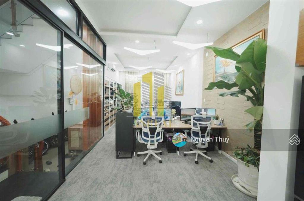 Cho thuê văn phòng full nội thất gần trần não  350m2 giá 72 triệu