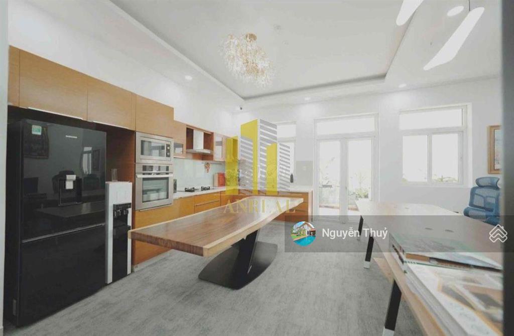 Cho thuê văn phòng full nội thất gần trần não  350m2 giá 72 triệu