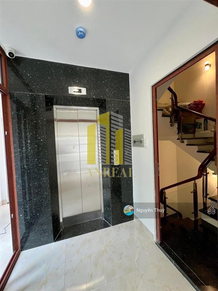 Cho thuê văn phòng căn góc 160m2 giá 35 triệu sàn trống  thang máy