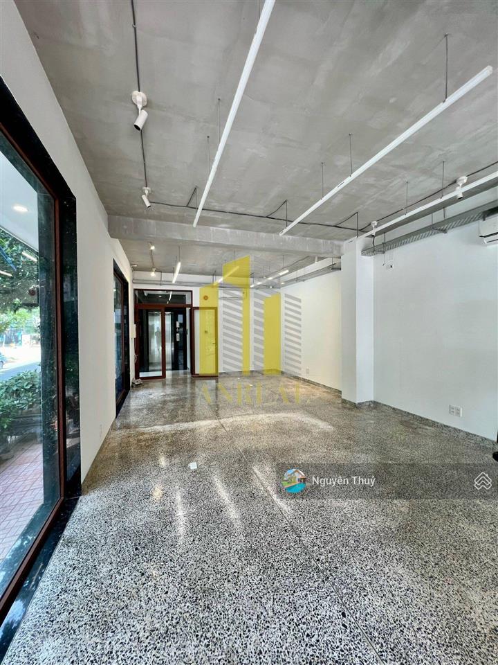 Cho thuê văn phòng căn góc 160m2 giá 35 triệu sàn trống  thang máy