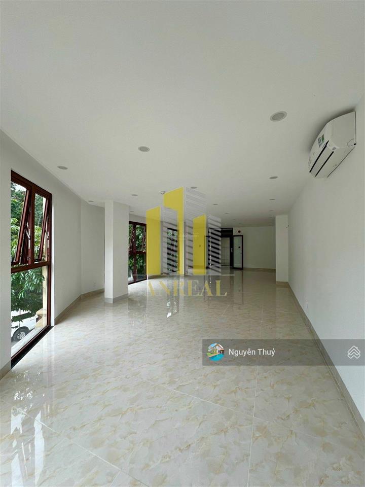 Cho thuê văn phòng căn góc 160m2 giá 35 triệu sàn trống  thang máy