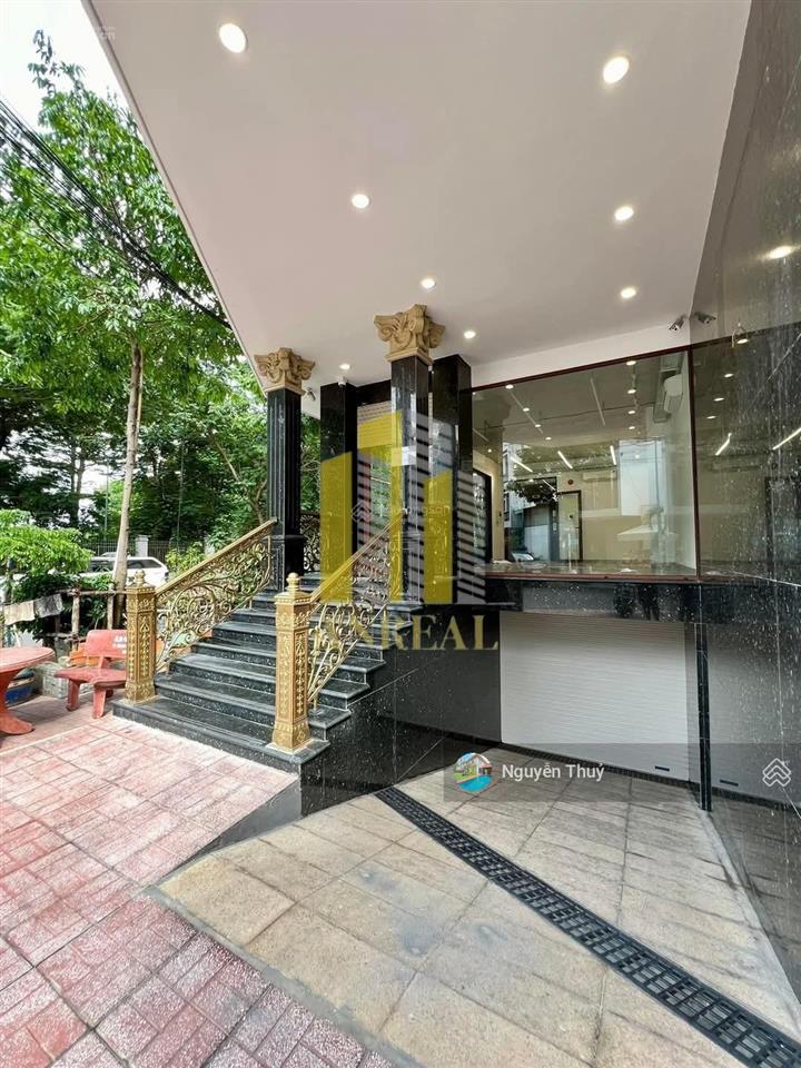 Cho thuê văn phòng căn góc 160m2 giá 35 triệu sàn trống  thang máy