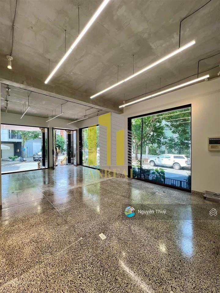 Cho thuê văn phòng căn góc 160m2 giá 35 triệu sàn trống  thang máy