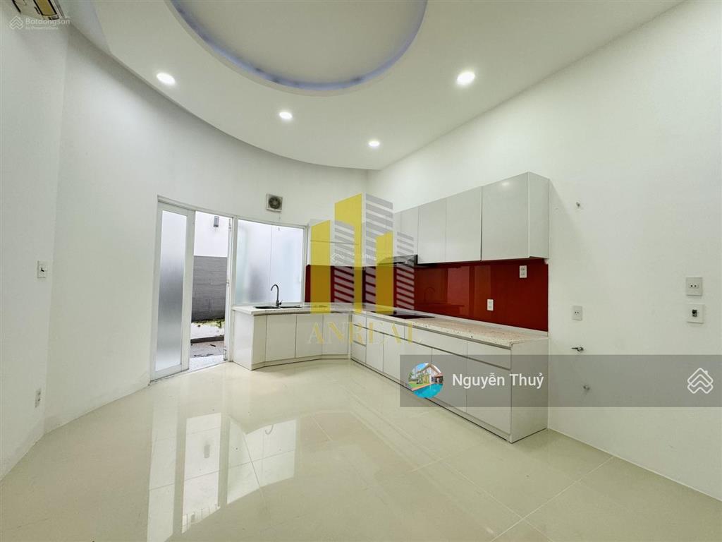 Cho thuê nhà mặt tiền 4 lầu thiết kế hiện đại giá 42 triệu