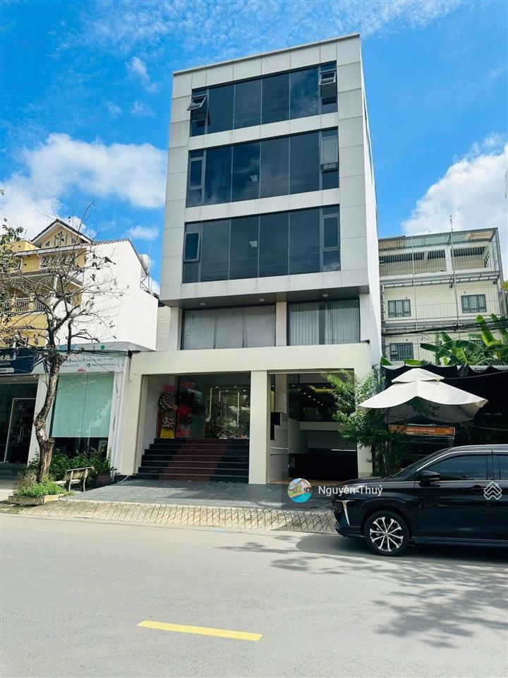 Tòa văn phòng mặt tiền lương định của sàn trống giá 100 triệu