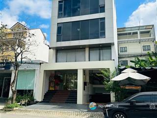 Tòa văn phòng mặt tiền lương định của sàn trống giá 100 triệu