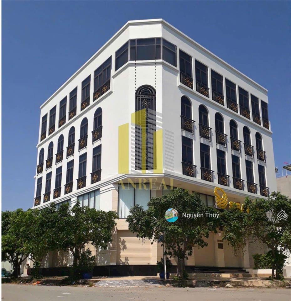 Tòa văn phòng 7 lầu sàn trống  2000m2, giá 300 triệu