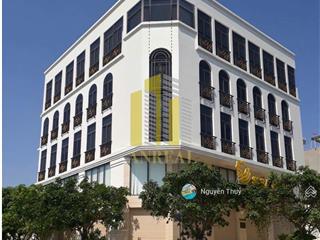 Tòa văn phòng 7 lầu sàn trống  2000m2, giá 300 triệu