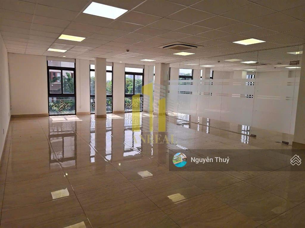 Tòa văn phòng 7 lầu sàn trống  2000m2, giá 300 triệu