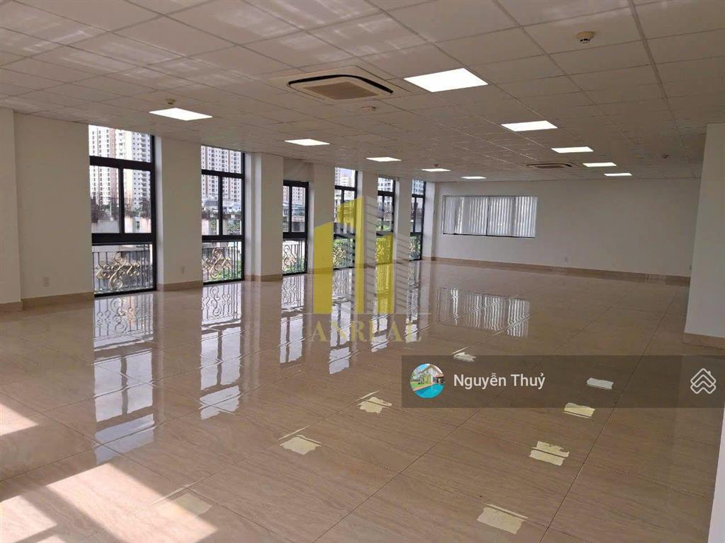 Tòa văn phòng 7 lầu sàn trống  2000m2, giá 300 triệu