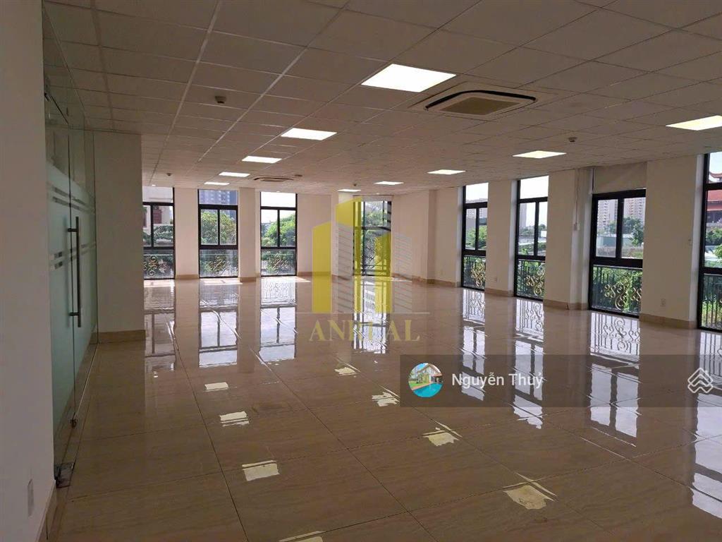 Tòa văn phòng 7 lầu sàn trống  2000m2, giá 300 triệu