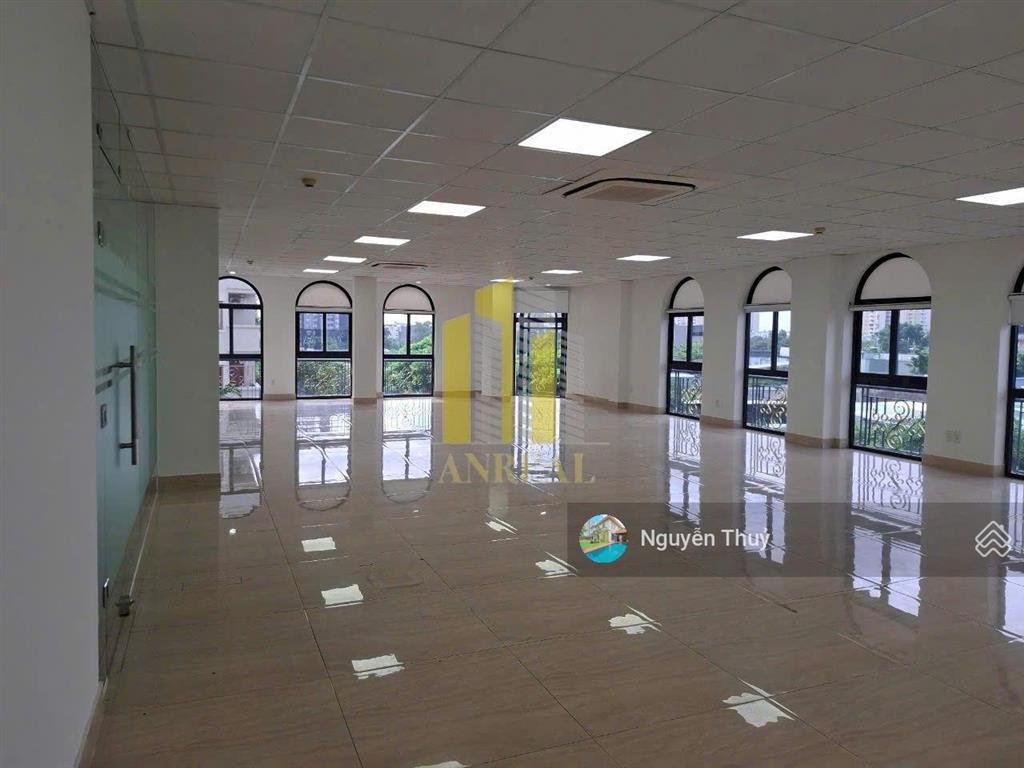 Tòa văn phòng 7 lầu sàn trống  2000m2, giá 300 triệu