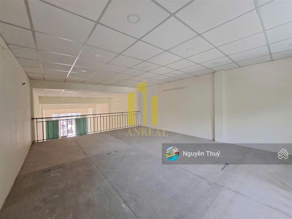 Cho thuê văn phòng 100m² đường xe hơi gần trần não. giá 18 triệu/tháng