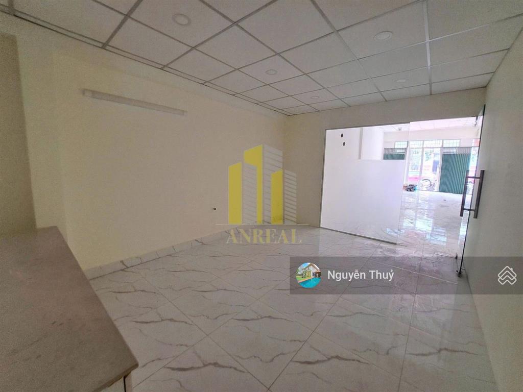 Cho thuê văn phòng 100m² đường xe hơi gần trần não. giá 18 triệu/tháng