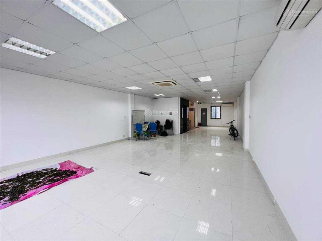 Cho thuê tòa văn phòng hầm 7 lầu  dtsd 600m2 giá 110 triệu.