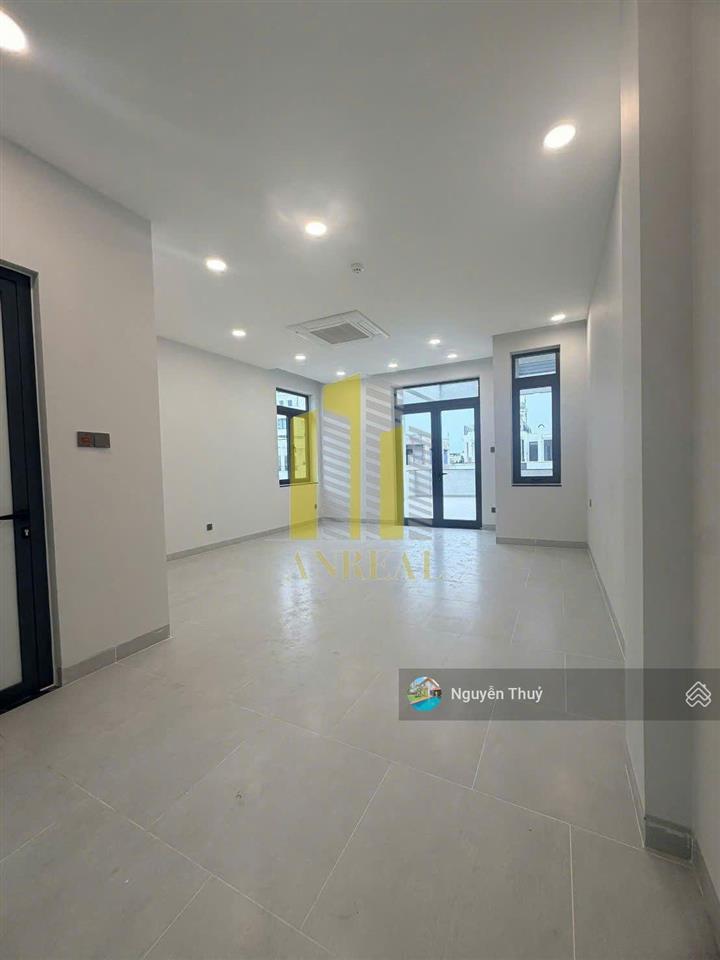 Nhà phố mới xây hầm 3 lầu sàn trống thang máy giá 55 triệu