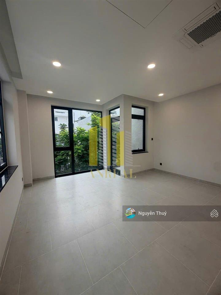 Nhà phố mới xây hầm 3 lầu sàn trống thang máy giá 55 triệu