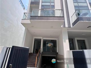 Nhà phố mới xây hầm 3 lầu sàn trống thang máy giá 55 triệu
