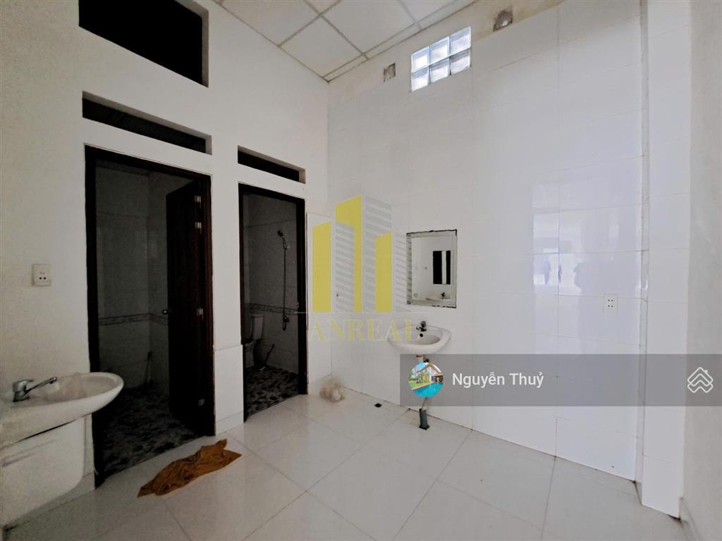 Nhà cấp 4 trống suốt gần trần lựu 5x20m giá 20 triệu