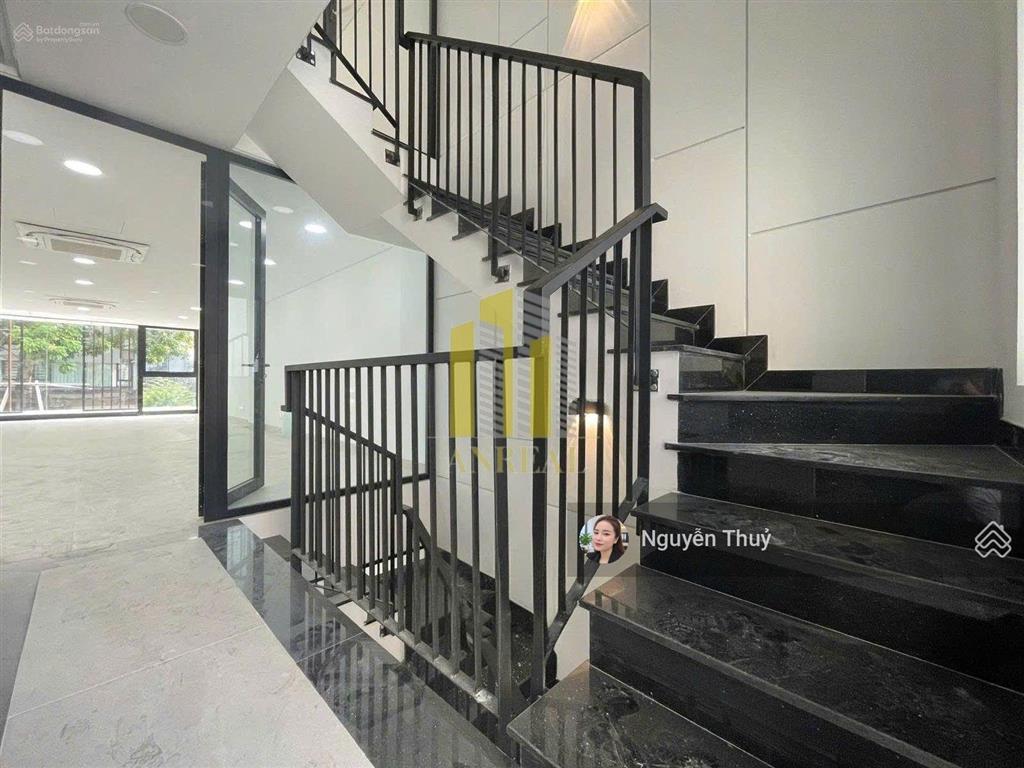 Cho thuê tòa văn phòng mới xây  hầm 5 lầu thang máy đường trần lựu giá 82 triệu