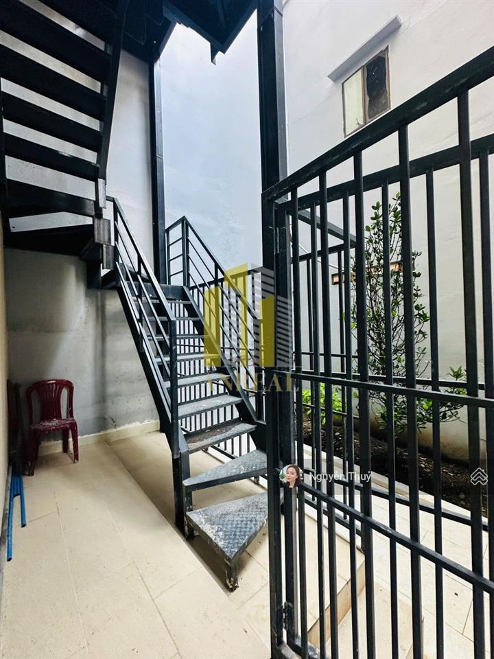 Cho thuê tòa nhà văn phòng trần não 500m2 hầm 3 lầu thang máy pccc giá 150 triệu
