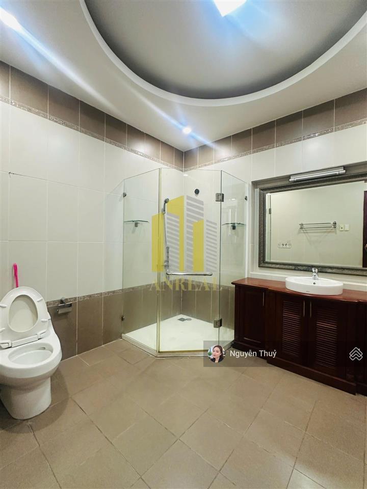 Biệt thự văn phòng 12x20 hầm 4 lầu 10 phòng + kho 70m2  giá 80 triệu