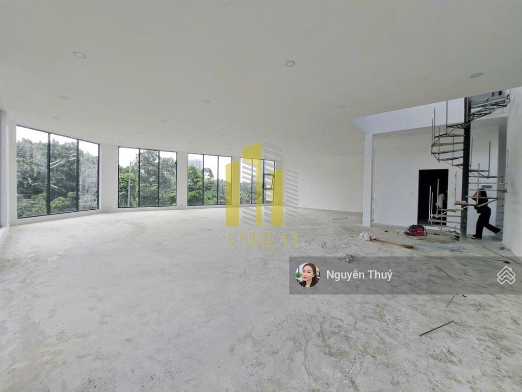 Cho thuê căn góc sàn trống kinh doanh giá 120 triệu