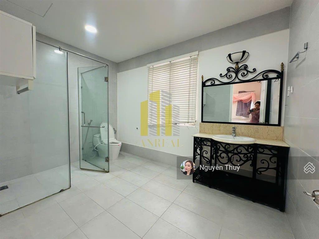 Cho thuê biệt thự xuân thuỷ 6 phòng giá 93 triệu