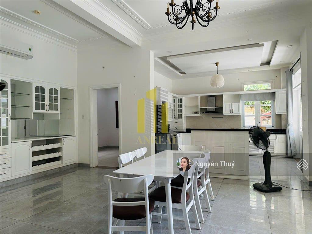 Cho thuê biệt thự xuân thuỷ 6 phòng giá 93 triệu