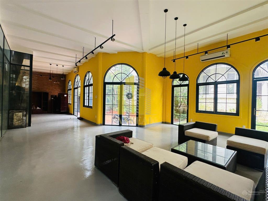 Cho thuê villa xuân thủy 500m2  kinh doanh tốt  120 triệu