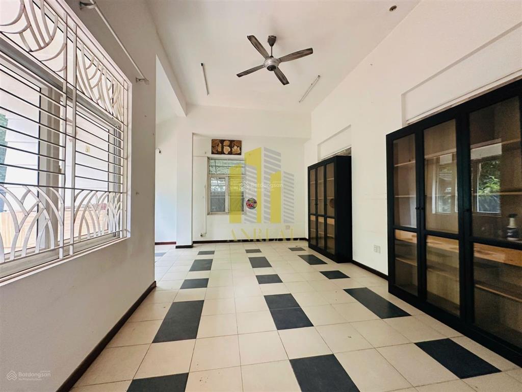 Cho thuê villa xuân thủy 500m2  kinh doanh tốt  120 triệu