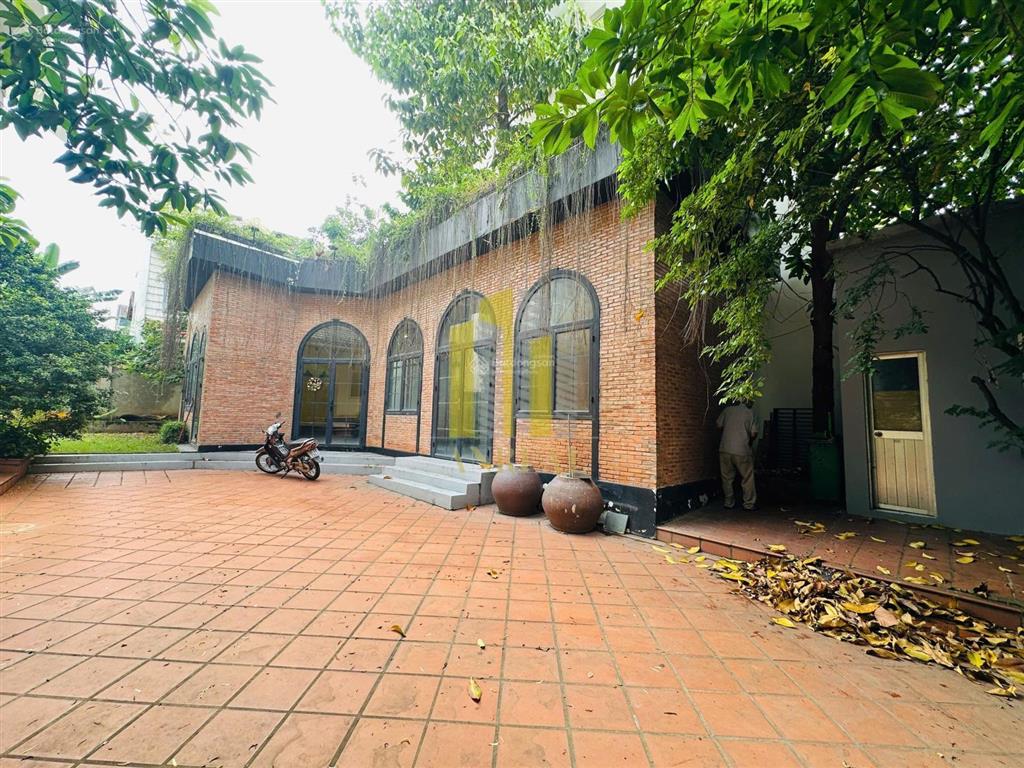 Cho thuê villa xuân thủy 500m2  kinh doanh tốt  120 triệu
