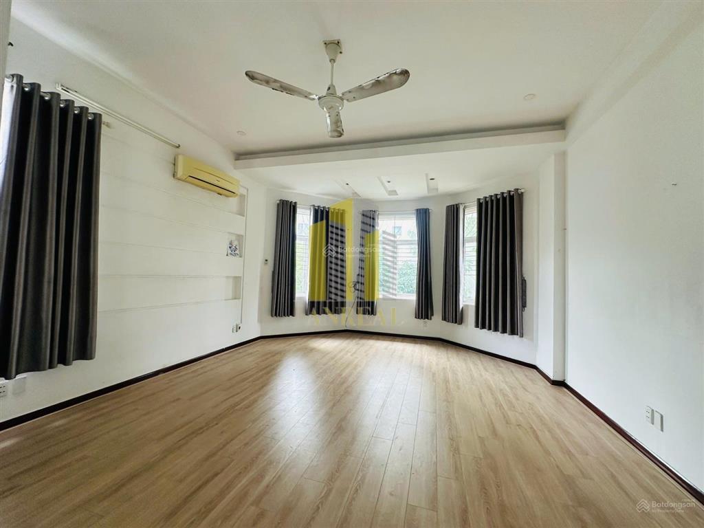 Cho thuê villa xuân thủy 500m2  kinh doanh tốt  120 triệu