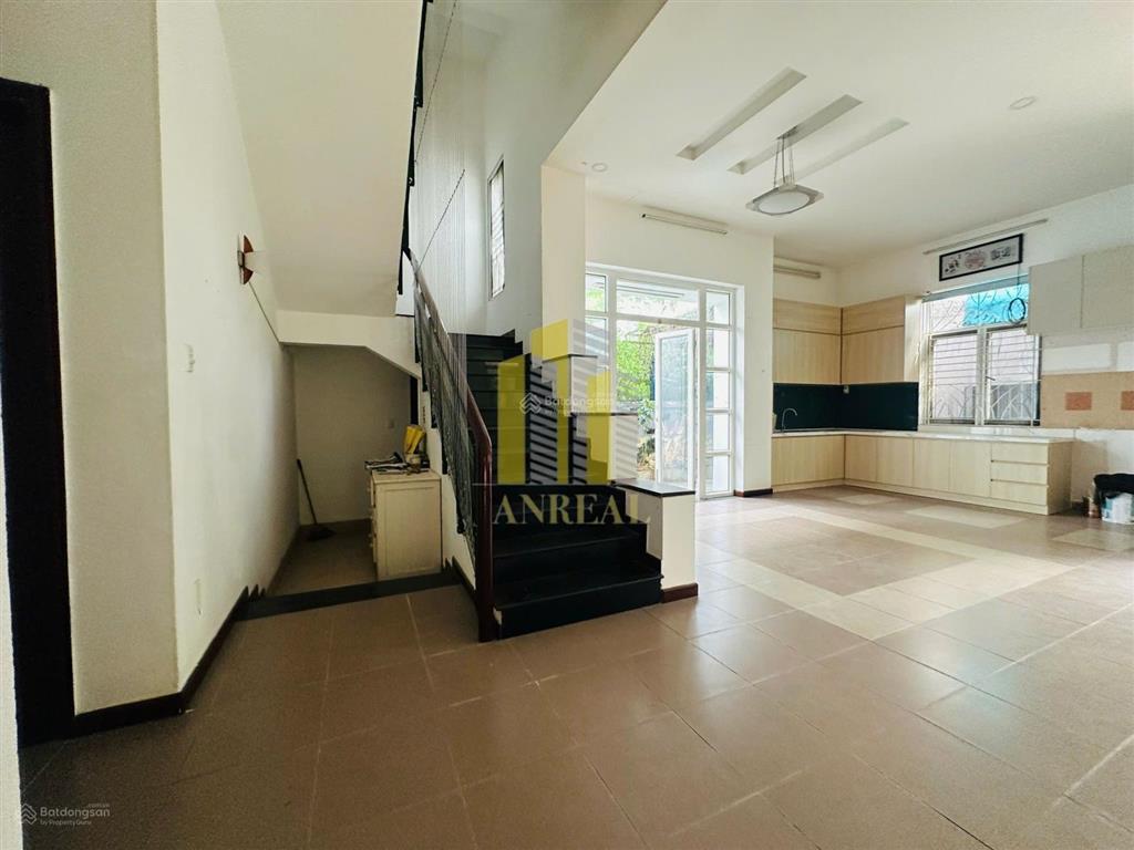 Cho thuê villa xuân thủy 500m2  kinh doanh tốt  120 triệu
