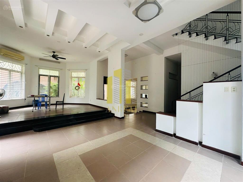 Cho thuê villa xuân thủy 500m2  kinh doanh tốt  120 triệu