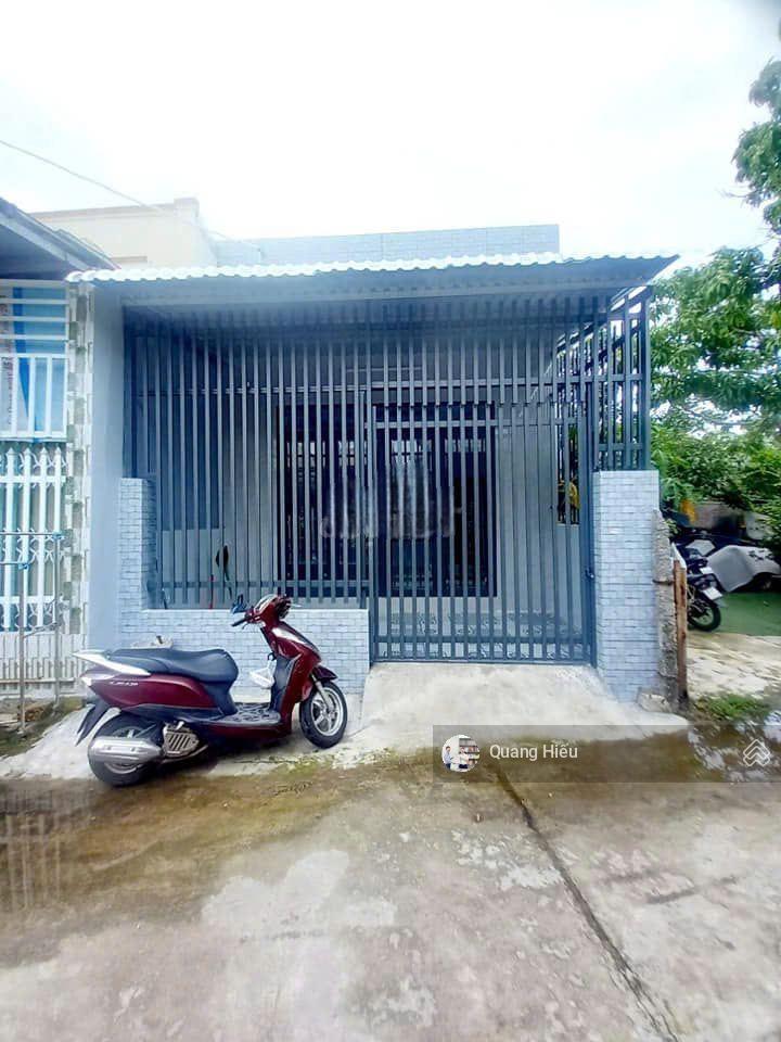 Bán căn nhà cấp 4 đ. liêu bình hương gần chợ việt kiều củ chi, dt 100m2, giá 1 tỷ, sổ riêng