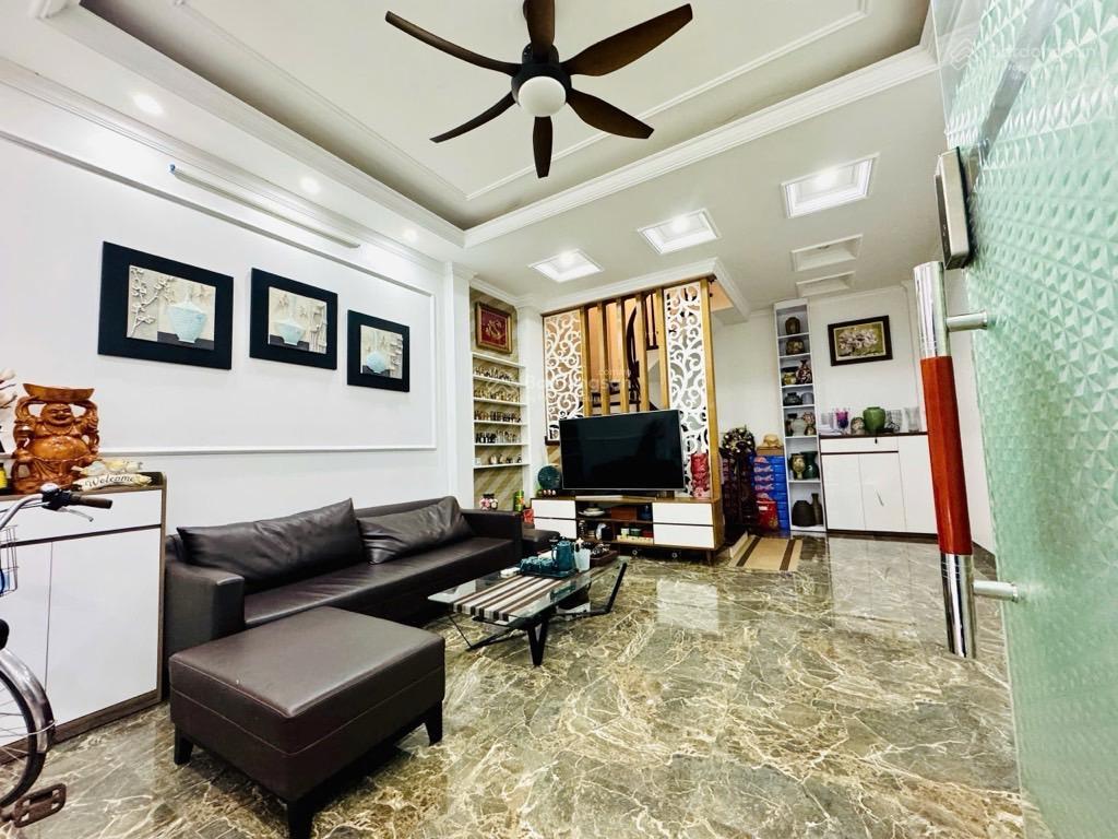 Bán nhà 42 m2, 5t,mt4,5m, giá 11,3 tỷ, phân lô, vỉa hè, kinh doanh, thụy phương, bắc từ liêm.