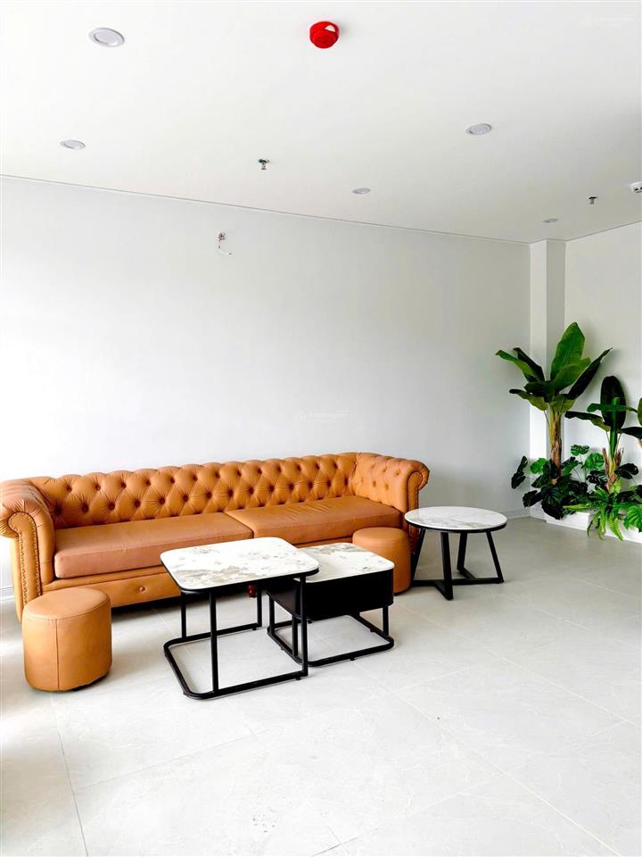 Toà mặt phố nguyễn đình hoàn, bất chấp kinh doanh, vỉa hè lớn, bãi xe gần, dt 5%/năm, pccc chuẩn